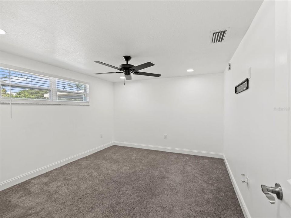 合同活跃: $299,900 (3 贝兹, 2 浴室, 1595 平方英尺)