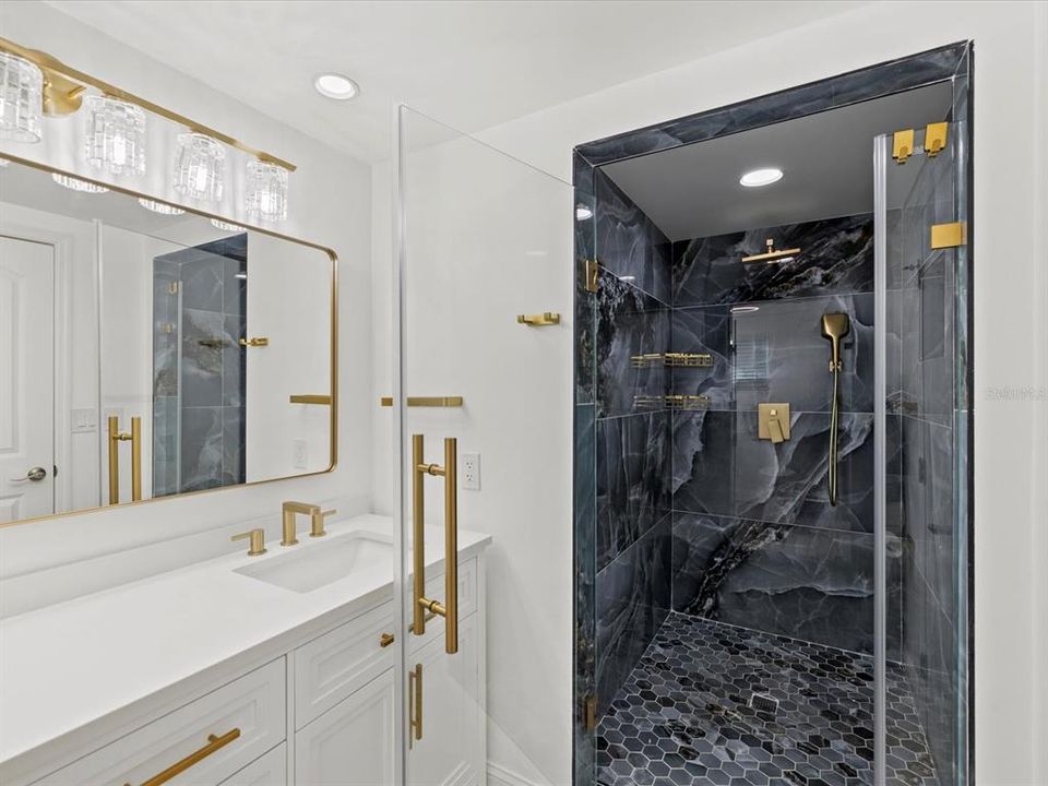 合同活跃: $299,900 (3 贝兹, 2 浴室, 1595 平方英尺)