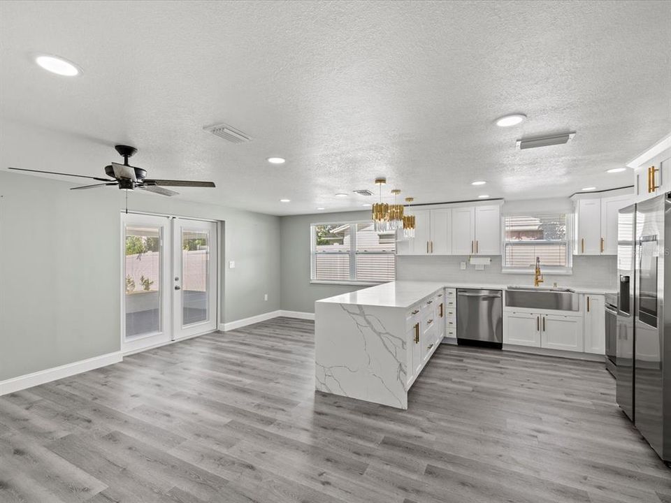 合同活跃: $299,900 (3 贝兹, 2 浴室, 1595 平方英尺)