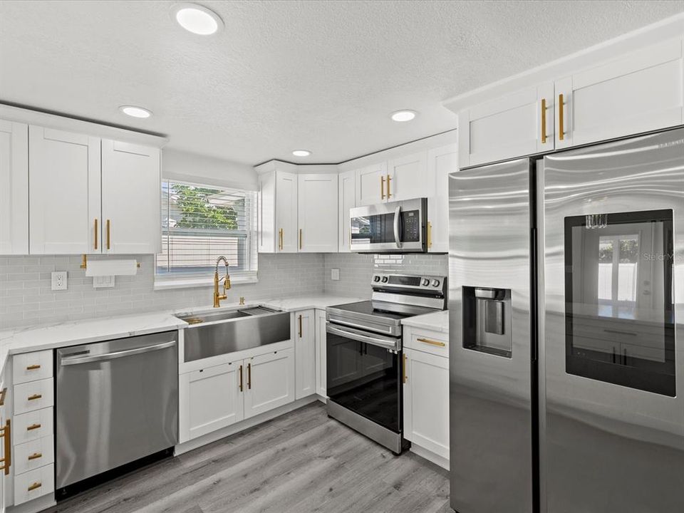 合同活跃: $299,900 (3 贝兹, 2 浴室, 1595 平方英尺)