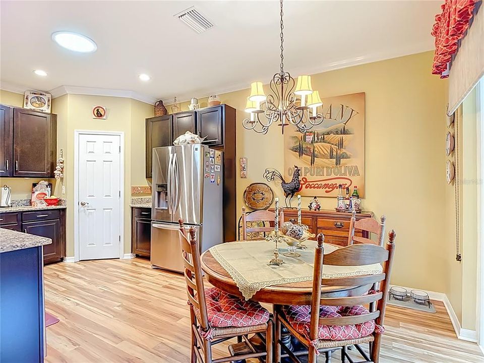 Activo con contrato: $369,000 (3 camas, 2 baños, 1707 Pies cuadrados)