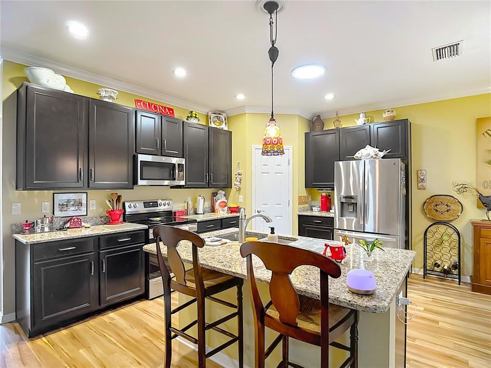 Activo con contrato: $369,000 (3 camas, 2 baños, 1707 Pies cuadrados)