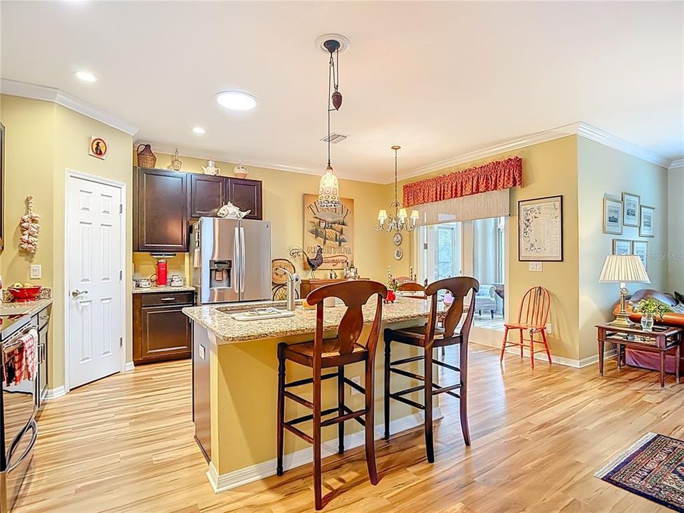 Activo con contrato: $369,000 (3 camas, 2 baños, 1707 Pies cuadrados)