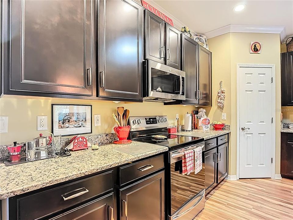 Activo con contrato: $369,000 (3 camas, 2 baños, 1707 Pies cuadrados)