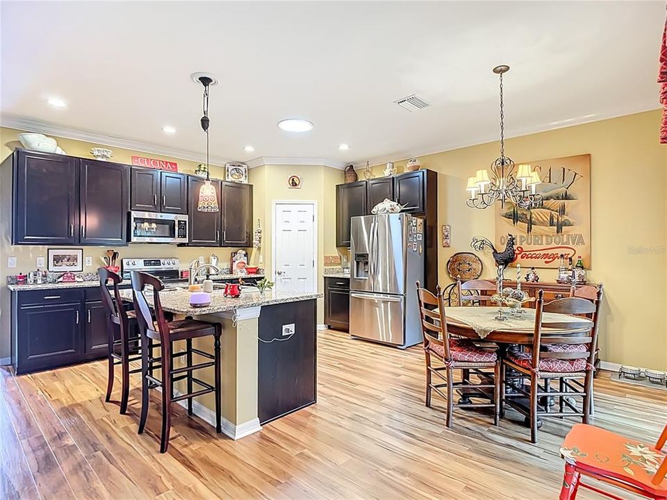 Activo con contrato: $369,000 (3 camas, 2 baños, 1707 Pies cuadrados)