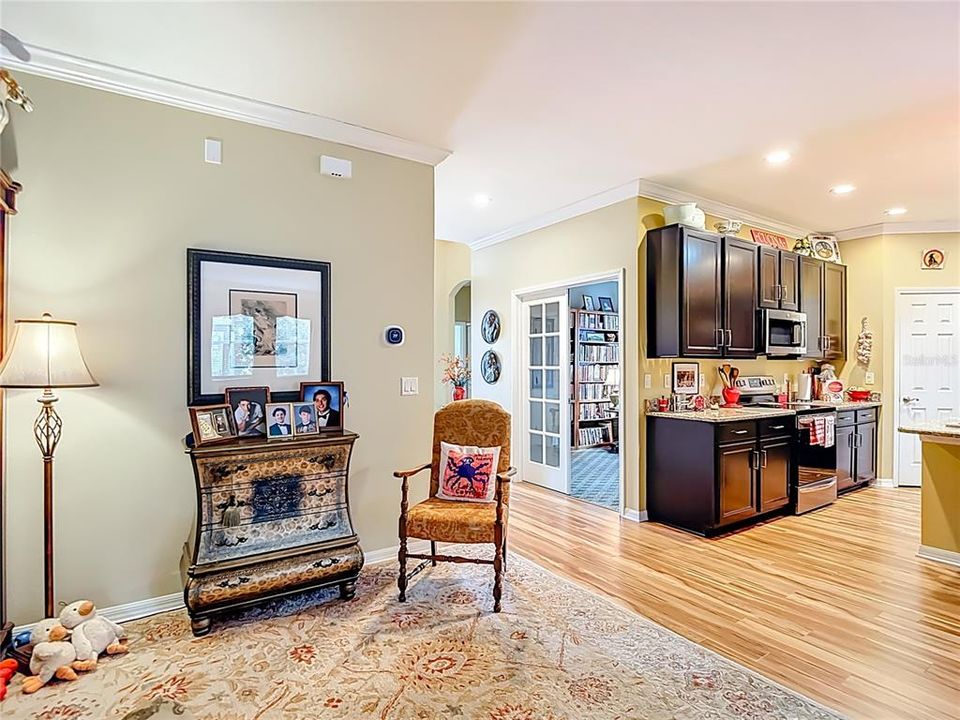 Activo con contrato: $369,000 (3 camas, 2 baños, 1707 Pies cuadrados)