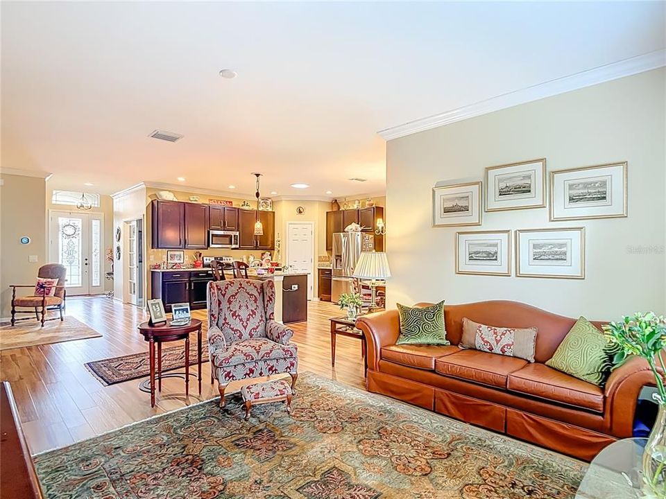 Activo con contrato: $369,000 (3 camas, 2 baños, 1707 Pies cuadrados)