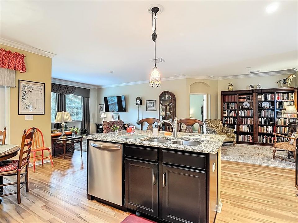 Activo con contrato: $369,000 (3 camas, 2 baños, 1707 Pies cuadrados)