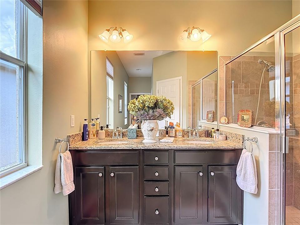 Activo con contrato: $369,000 (3 camas, 2 baños, 1707 Pies cuadrados)