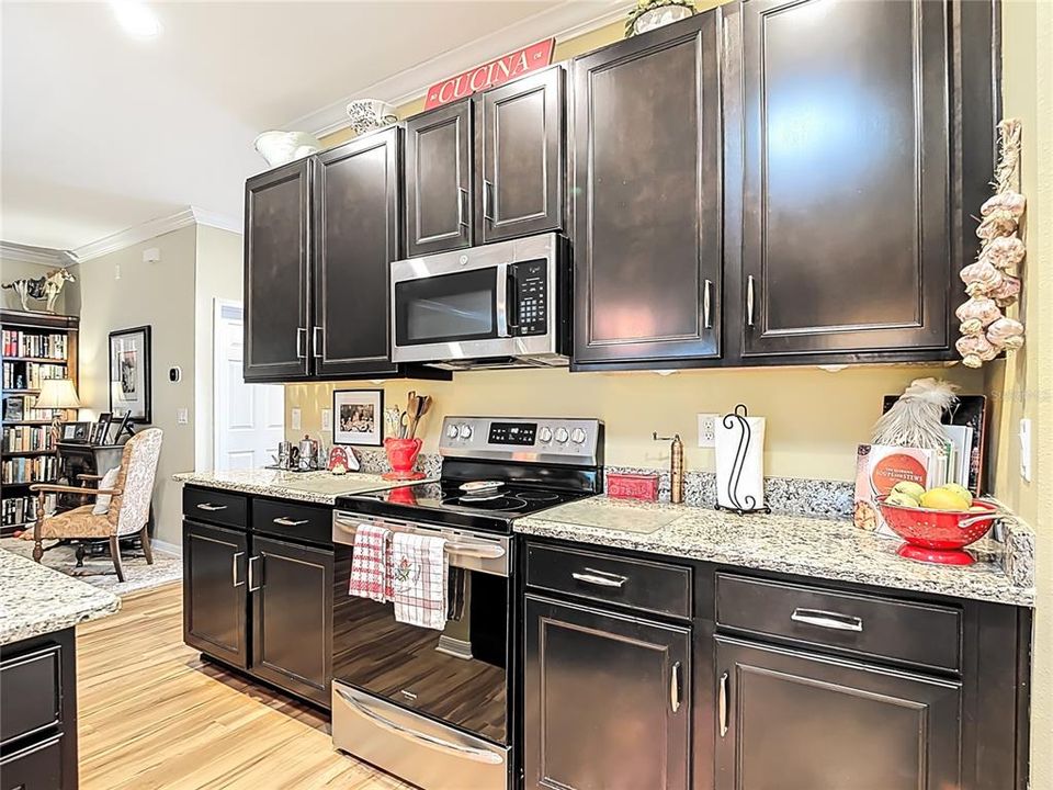 Activo con contrato: $369,000 (3 camas, 2 baños, 1707 Pies cuadrados)