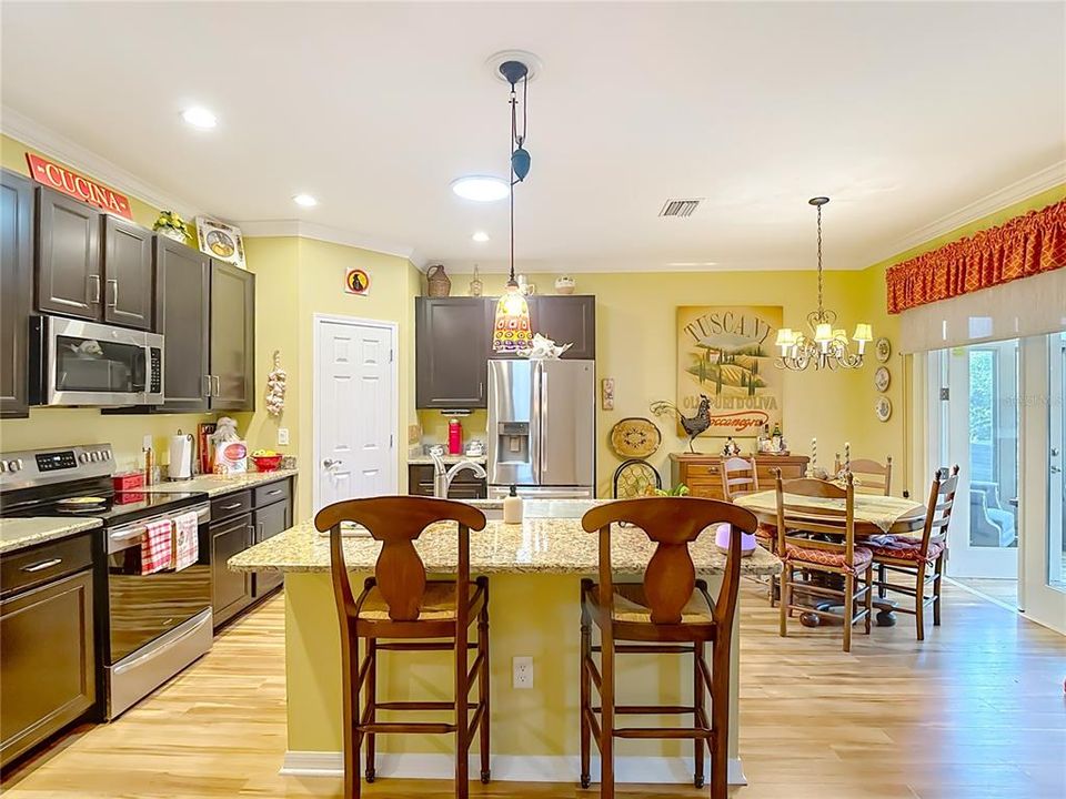 Activo con contrato: $369,000 (3 camas, 2 baños, 1707 Pies cuadrados)