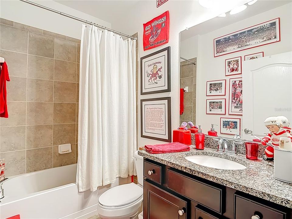 Activo con contrato: $369,000 (3 camas, 2 baños, 1707 Pies cuadrados)