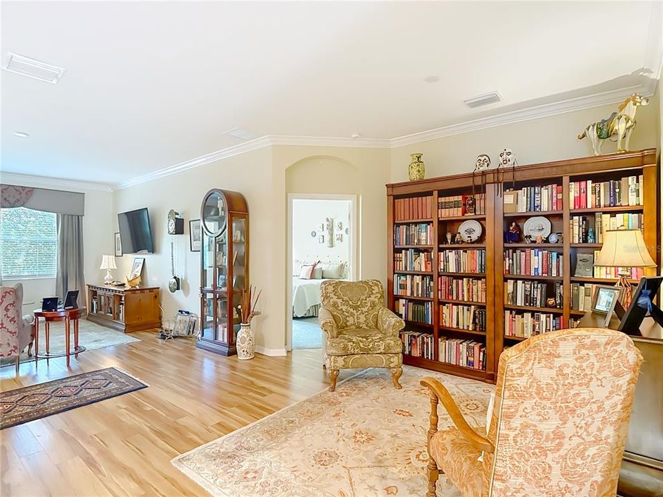 Activo con contrato: $369,000 (3 camas, 2 baños, 1707 Pies cuadrados)