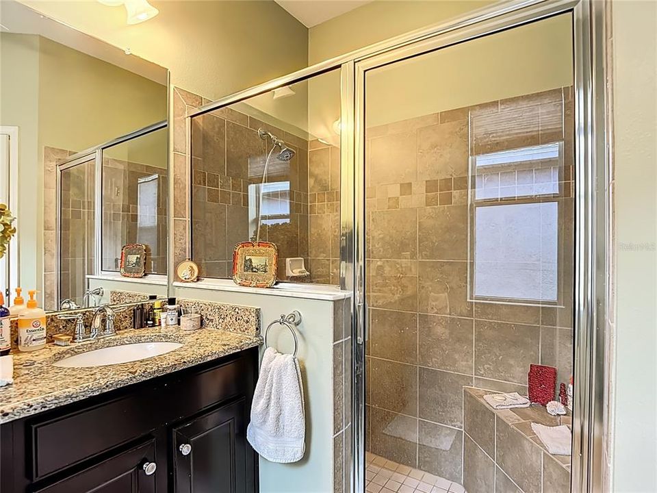 Activo con contrato: $369,000 (3 camas, 2 baños, 1707 Pies cuadrados)