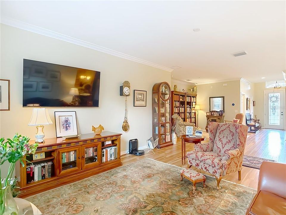 Activo con contrato: $369,000 (3 camas, 2 baños, 1707 Pies cuadrados)