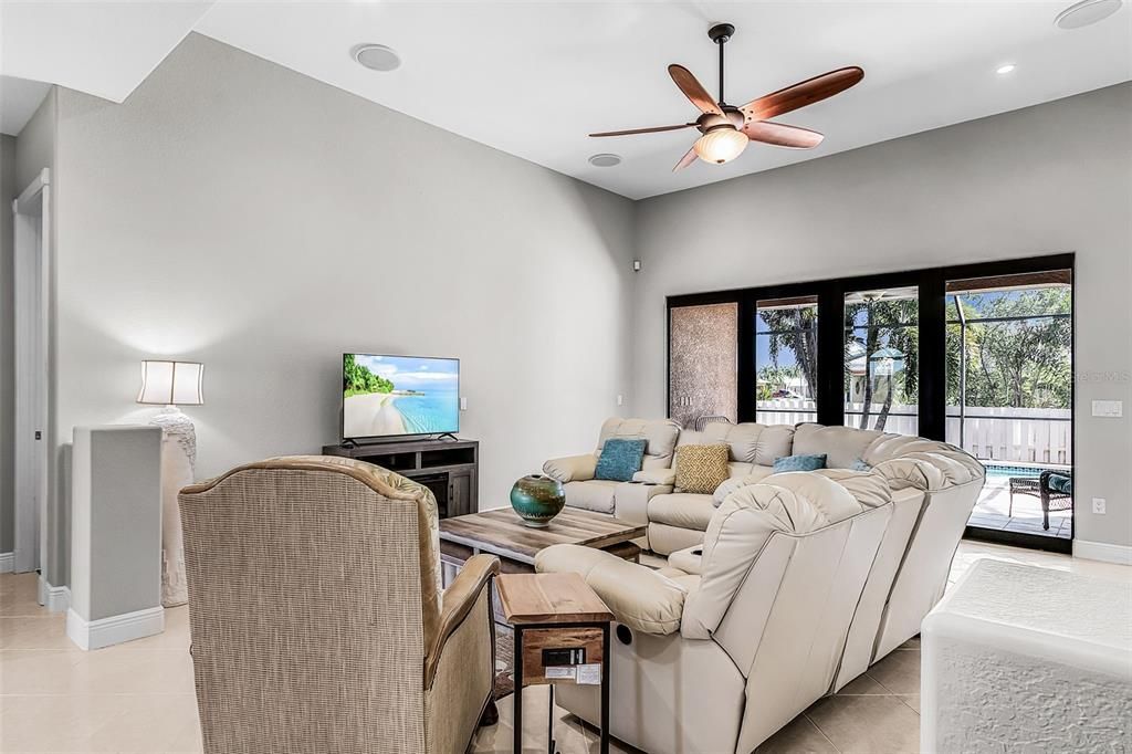 Под контрактом: $565,000 (4 спален, 3 ванн, 2577 Квадратных фут)