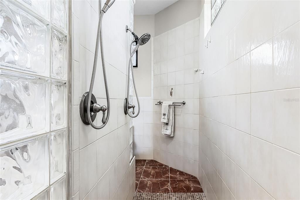 Под контрактом: $565,000 (4 спален, 3 ванн, 2577 Квадратных фут)