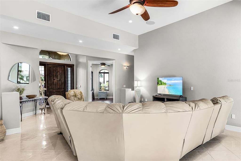 Под контрактом: $565,000 (4 спален, 3 ванн, 2577 Квадратных фут)