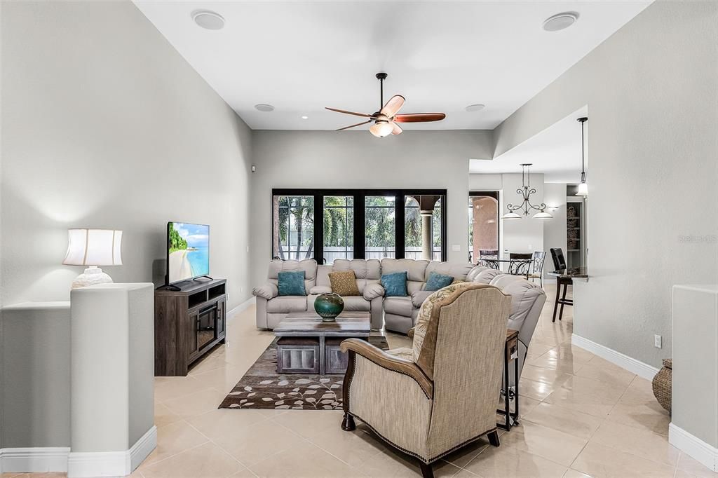 Под контрактом: $565,000 (4 спален, 3 ванн, 2577 Квадратных фут)