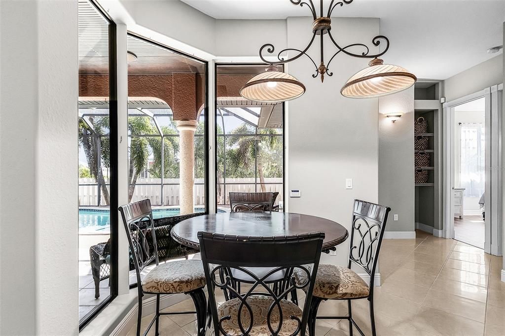 Под контрактом: $565,000 (4 спален, 3 ванн, 2577 Квадратных фут)