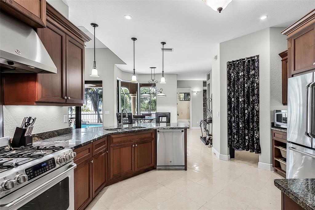 Под контрактом: $565,000 (4 спален, 3 ванн, 2577 Квадратных фут)