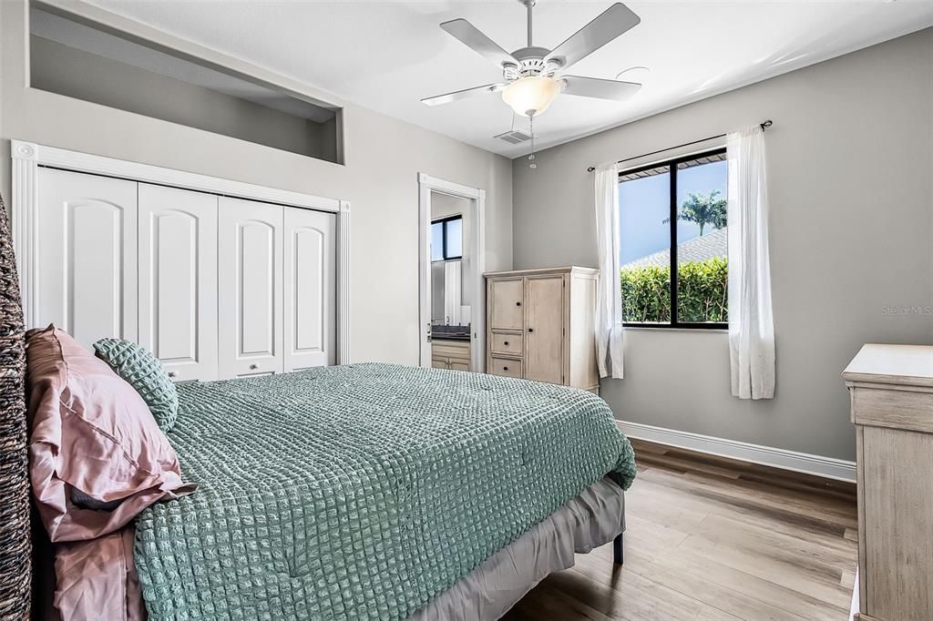 Под контрактом: $565,000 (4 спален, 3 ванн, 2577 Квадратных фут)