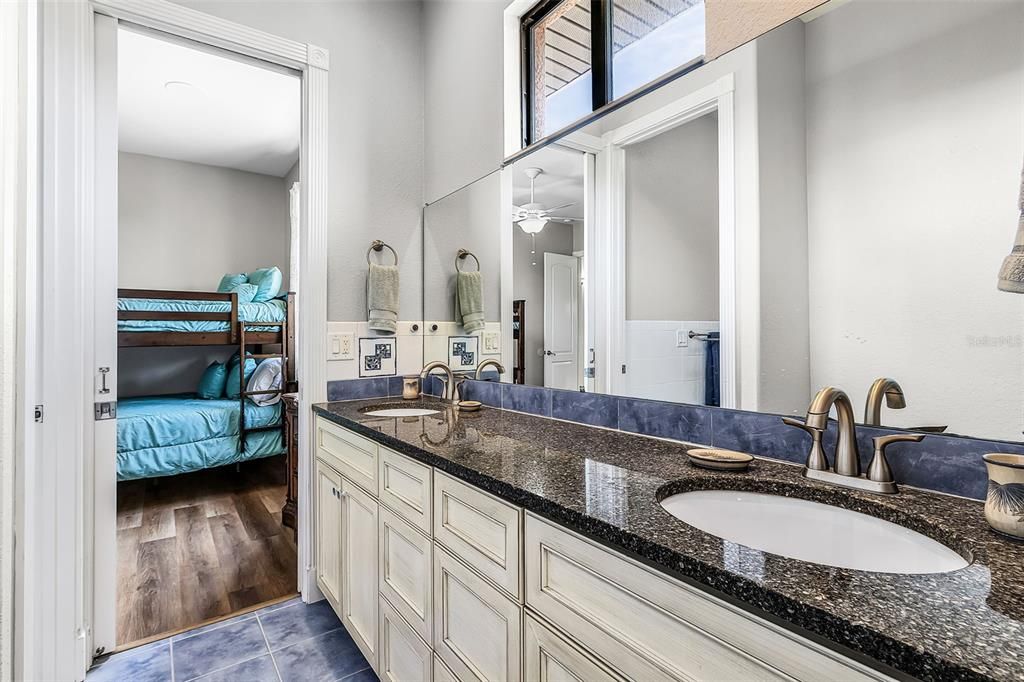 Под контрактом: $565,000 (4 спален, 3 ванн, 2577 Квадратных фут)