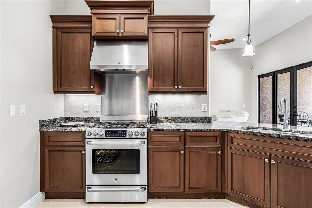 Под контрактом: $565,000 (4 спален, 3 ванн, 2577 Квадратных фут)