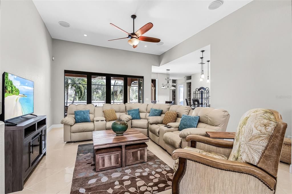 Под контрактом: $565,000 (4 спален, 3 ванн, 2577 Квадратных фут)