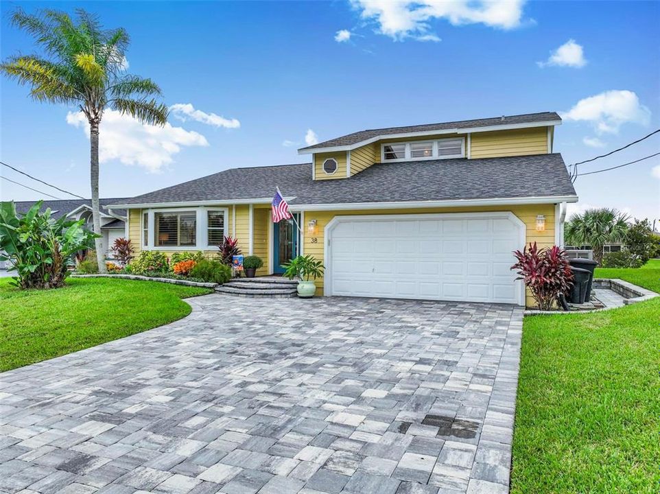 Под контрактом: $699,525 (3 спален, 2 ванн, 2095 Квадратных фут)