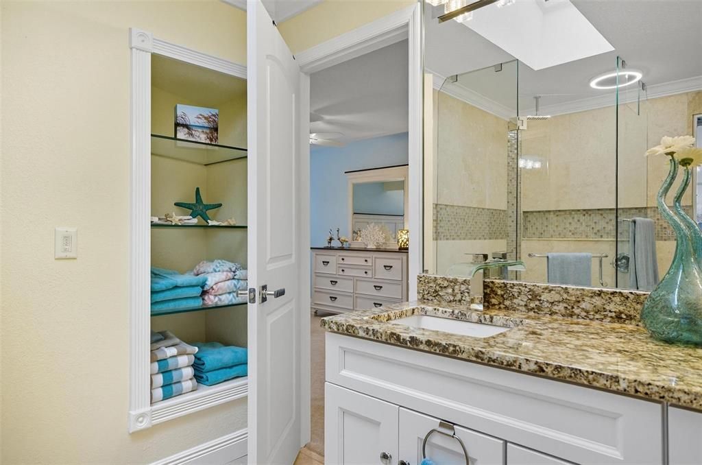 Под контрактом: $699,525 (3 спален, 2 ванн, 2095 Квадратных фут)