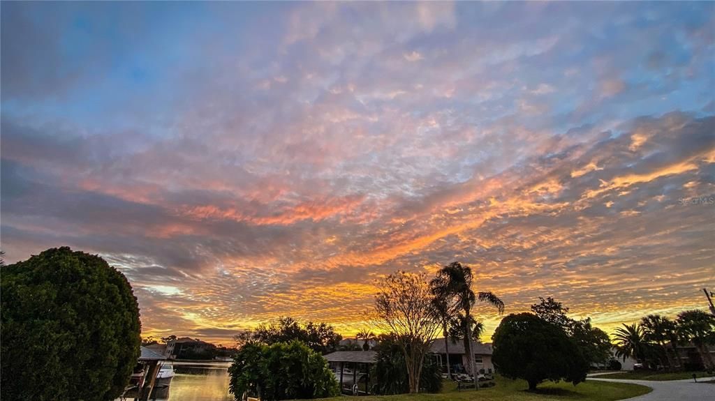 Под контрактом: $699,525 (3 спален, 2 ванн, 2095 Квадратных фут)