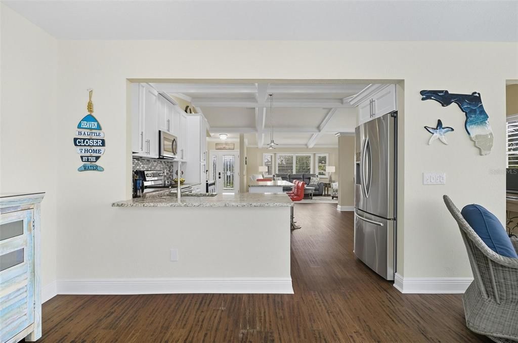 Под контрактом: $699,525 (3 спален, 2 ванн, 2095 Квадратных фут)