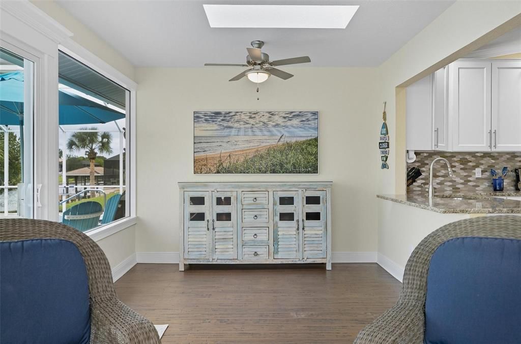 Под контрактом: $699,525 (3 спален, 2 ванн, 2095 Квадратных фут)