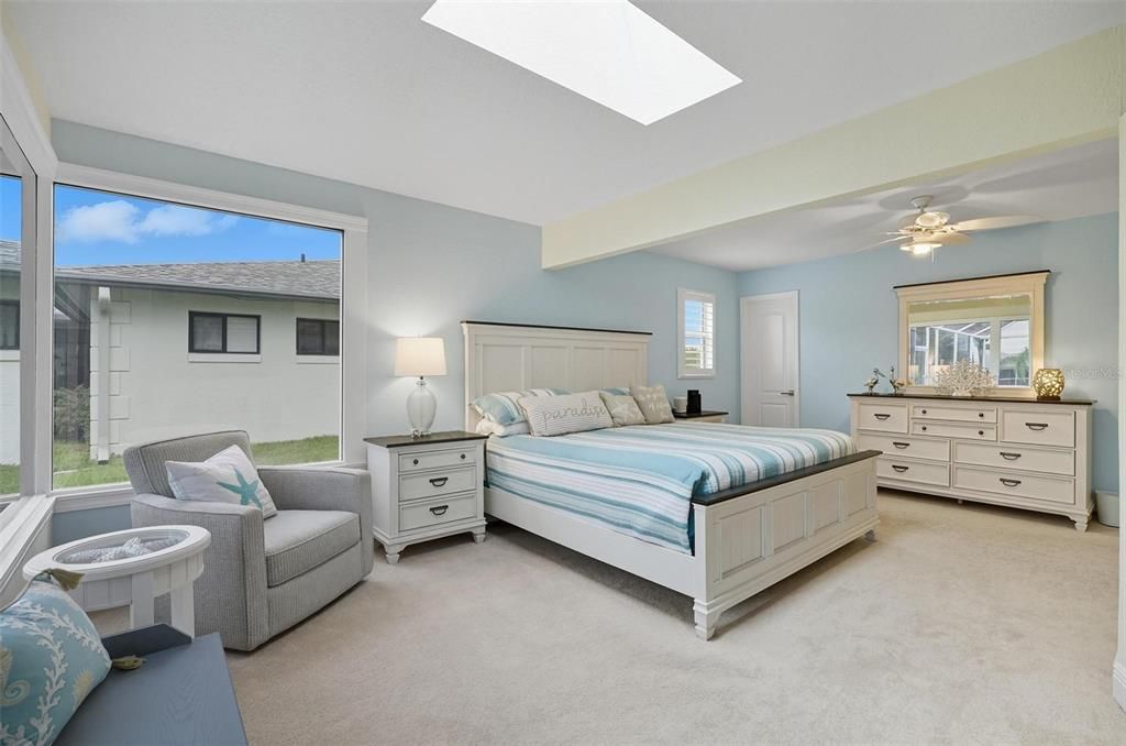 Под контрактом: $699,525 (3 спален, 2 ванн, 2095 Квадратных фут)