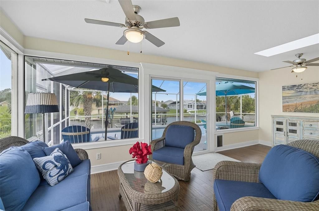 Под контрактом: $699,525 (3 спален, 2 ванн, 2095 Квадратных фут)