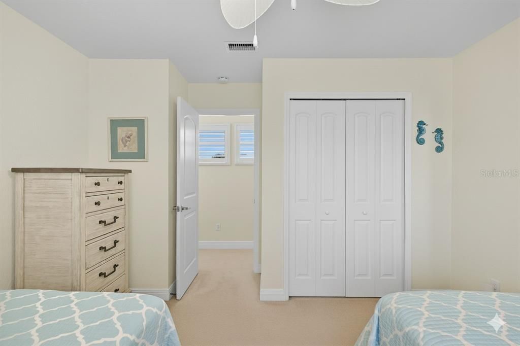 Под контрактом: $699,525 (3 спален, 2 ванн, 2095 Квадратных фут)