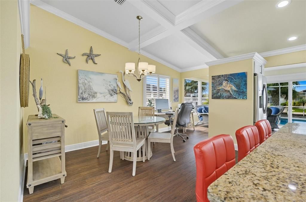 Под контрактом: $699,525 (3 спален, 2 ванн, 2095 Квадратных фут)