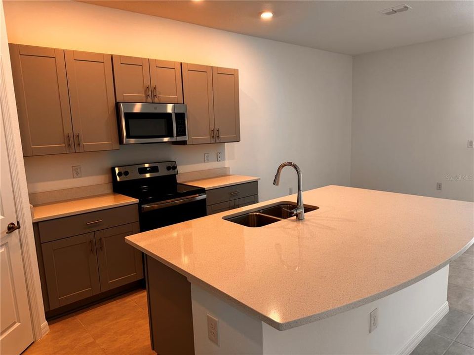 出租: $1,799 (3 贝兹, 2 浴室, 1577 平方英尺)