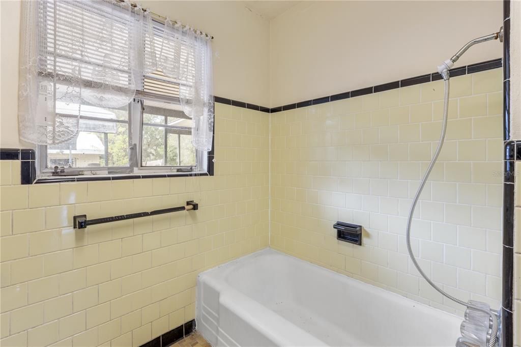 En Venta: $300,000 (2 camas, 1 baños, 1476 Pies cuadrados)