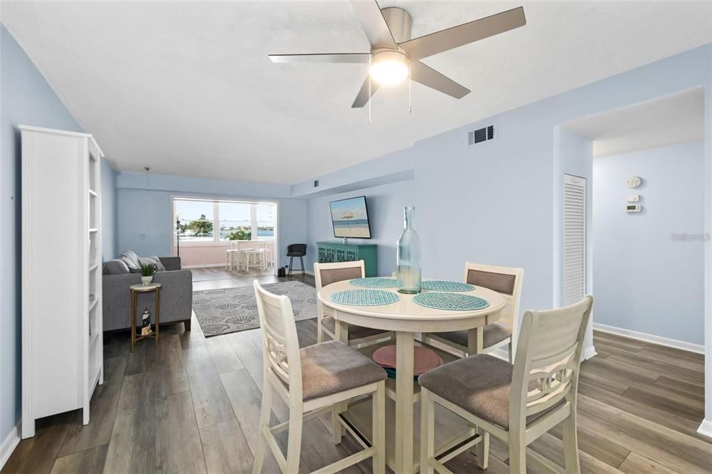 For Sale: $285,000 (2 beds, 2 baths, 1075 Square Feet)