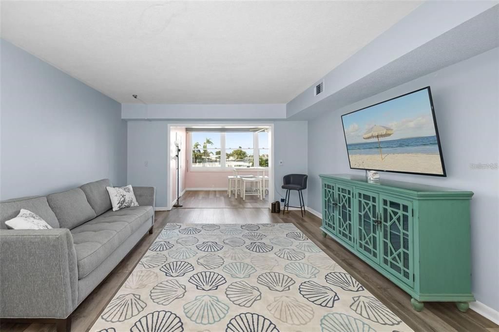 For Sale: $285,000 (2 beds, 2 baths, 1075 Square Feet)