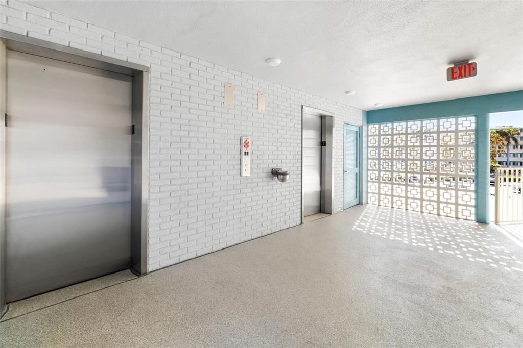 For Sale: $285,000 (2 beds, 2 baths, 1075 Square Feet)