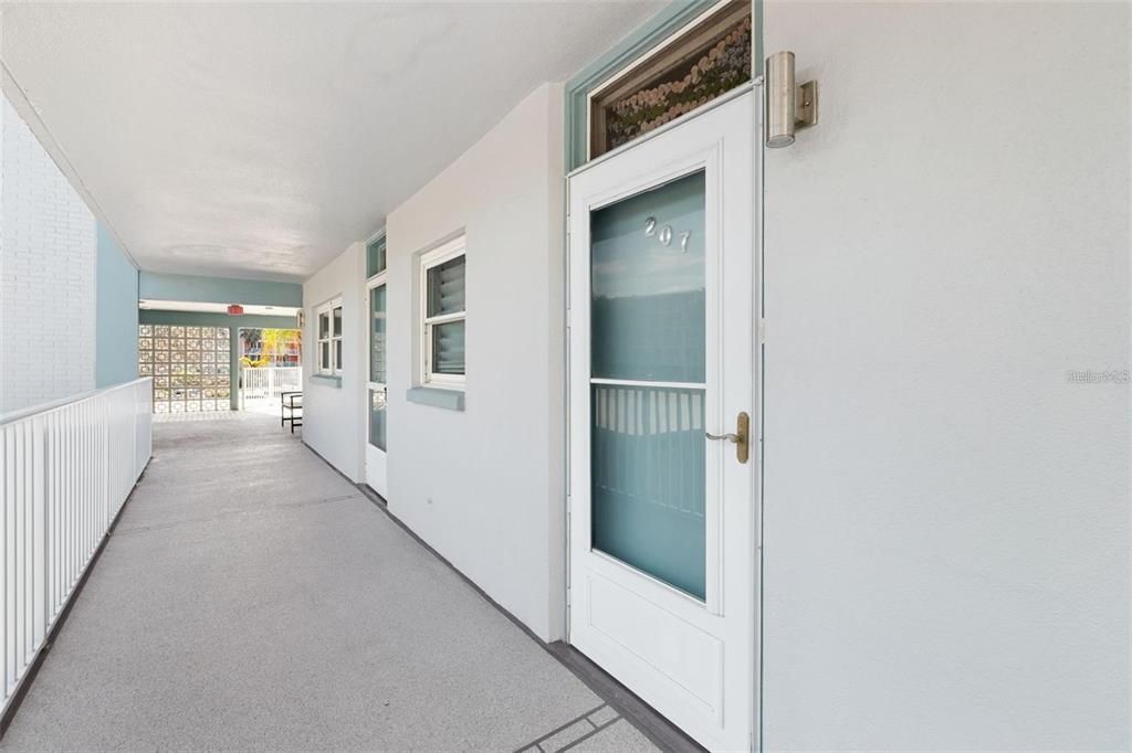 For Sale: $285,000 (2 beds, 2 baths, 1075 Square Feet)