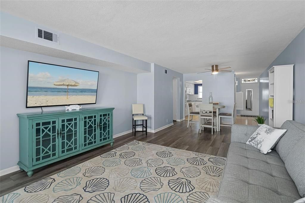 For Sale: $285,000 (2 beds, 2 baths, 1075 Square Feet)