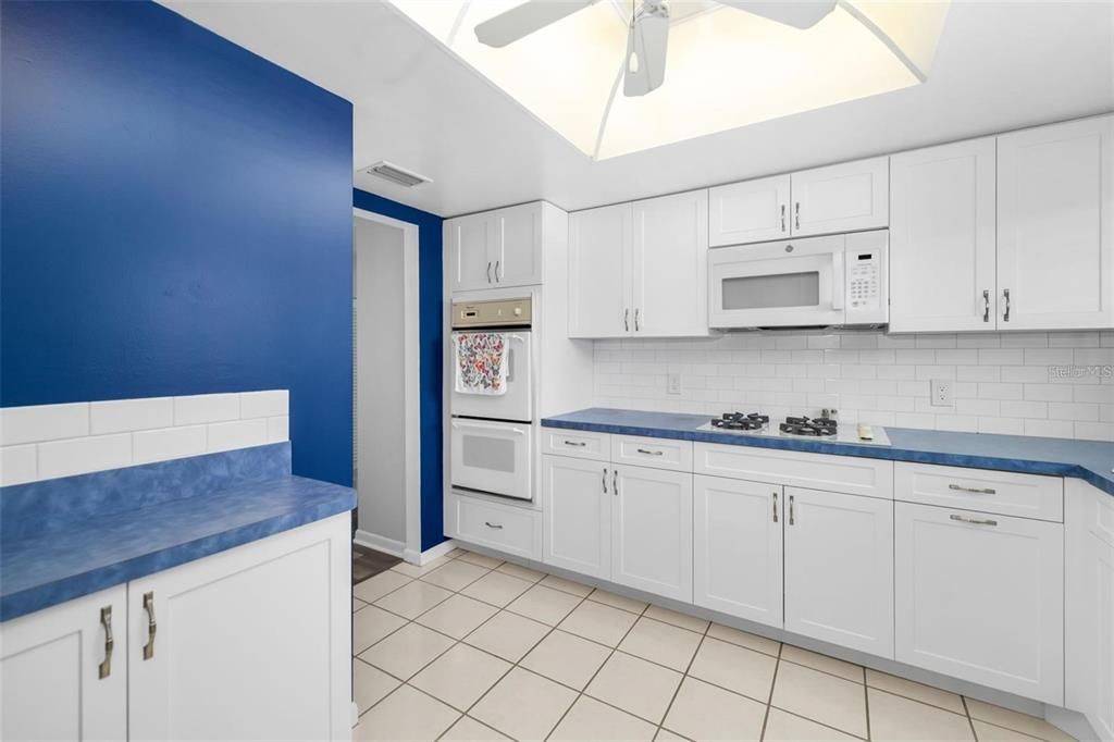 For Sale: $285,000 (2 beds, 2 baths, 1075 Square Feet)