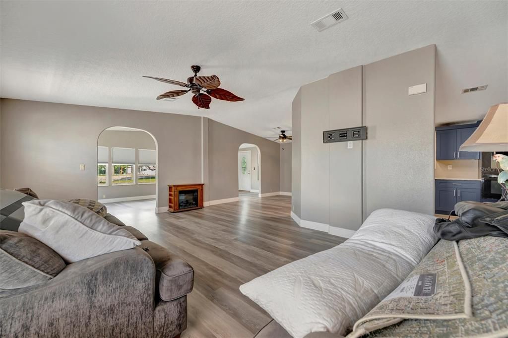 For Sale: $229,000 (2 beds, 2 baths, 1566 Square Feet)