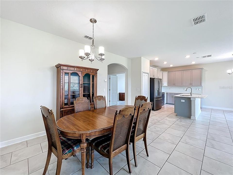 Под контрактом: $359,900 (3 спален, 2 ванн, 1582 Квадратных фут)