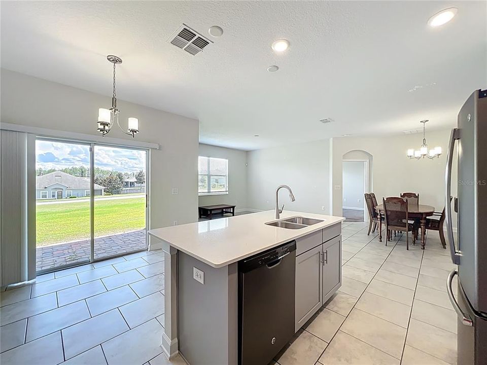 Под контрактом: $359,900 (3 спален, 2 ванн, 1582 Квадратных фут)