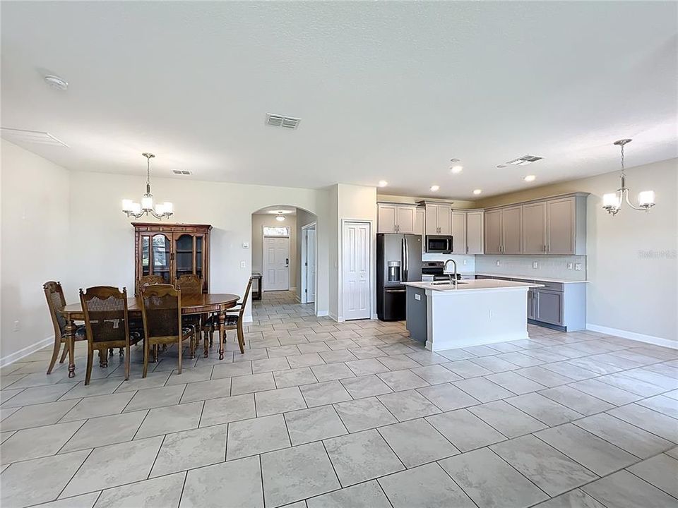 Под контрактом: $359,900 (3 спален, 2 ванн, 1582 Квадратных фут)